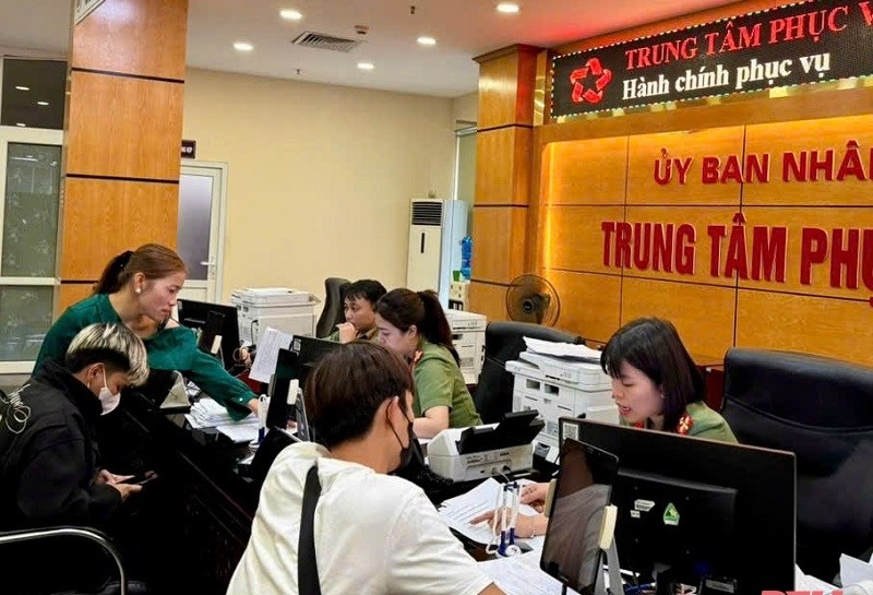 Công an tỉnh hướng dẫn người dân làm thủ tục cấp phiếu lý lịch tư pháp. Công an tỉnh hướng dẫn người dân làm thủ tục cấp phiếu lý lịch tư pháp.
