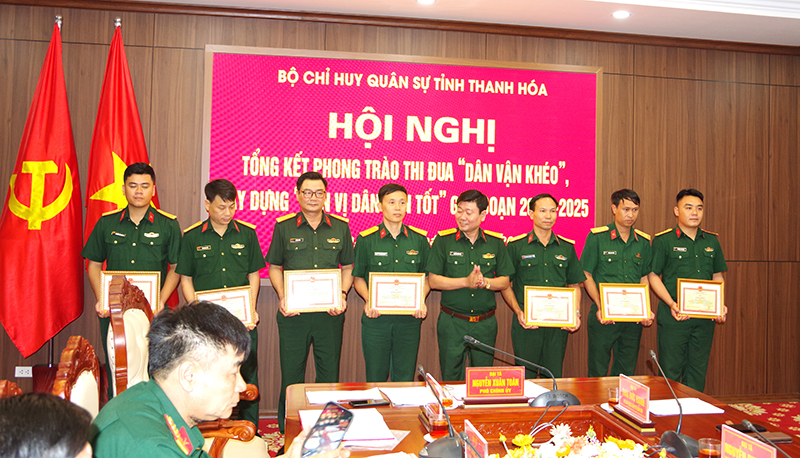 Bộ CHQS tỉnh trao Giấy khen cho các tập thể và cá nhân có thành tích trong thực hiện phong trào thi đua “Dân vận khéo”, xây dựng “Đơn vị dân vận tốt” giai đoạn 2021-2025.