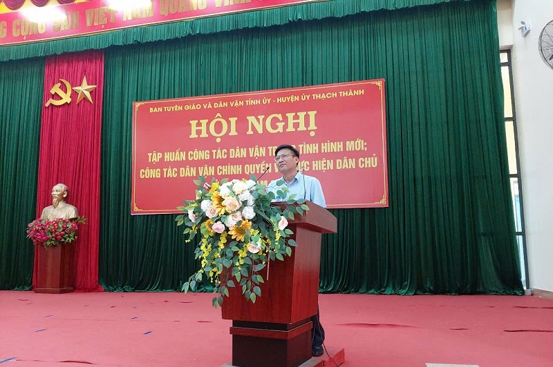 Phó Trưởng ban Tuyên giáo và Dân vận Tỉnh ủy Nguyễn Văn Bình phát biểu khai mạc hội nghị và trực tiếp truyền đạt chuyên đề tại lớp tập huấn.