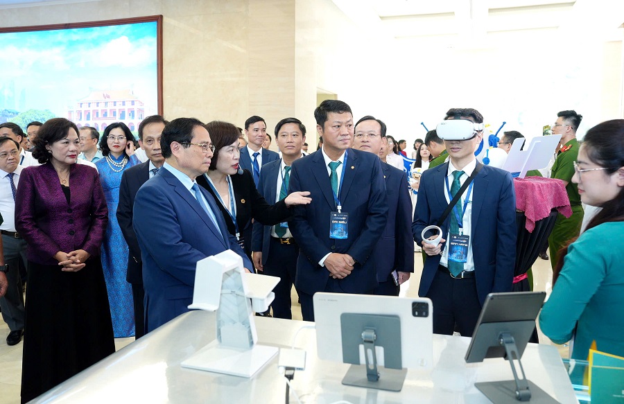 Đại diện BIDV trình bày với Thủ tướng Chính phủ Phạm Minh Chính về những sản phẩm số nổi bật của Ngân hàng