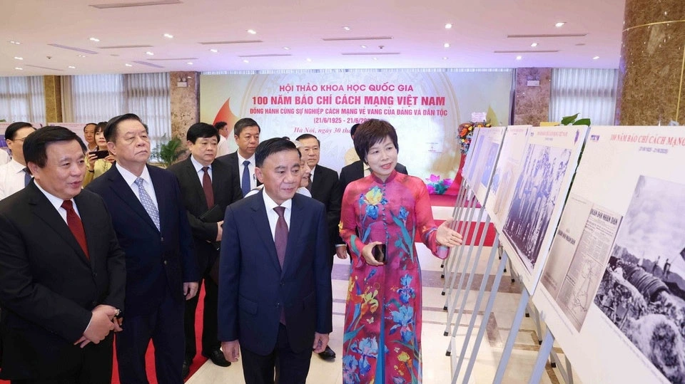 Các đại biểu tham quan trưng bày ảnh chuyên đề 