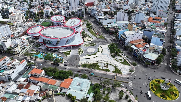 Cung thiếu nhi Khánh Hòa bao quanh bởi các đường phố: Thái Nguyên, Lê Thành Phương, Yersin của TP. Nha Trang