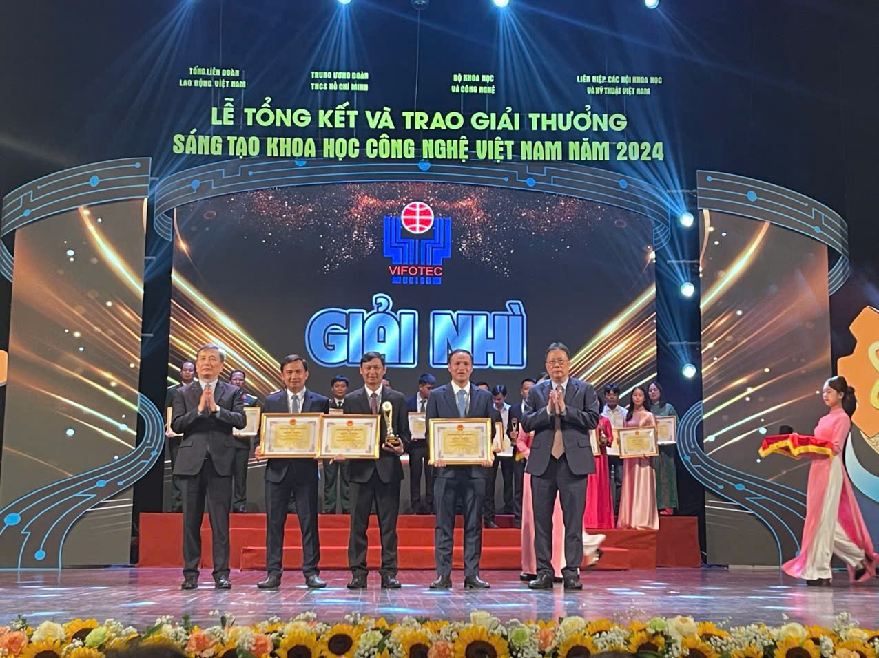 Nhóm tác giả Công ty TNHH MTV Điện lực Đà Nẵng nhận giải Nhì từ Ban tổ chức. Ảnh: ĐVCC