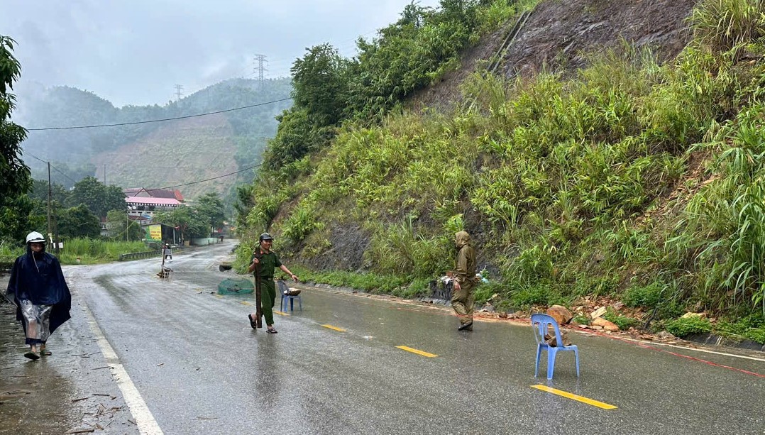 Lực lượng chức năng cử người trực gác 24/24h để theo dõi, hướng dẫn cho người và phương tiện giao thông khi đi qua đoạn đường nguy hiểm