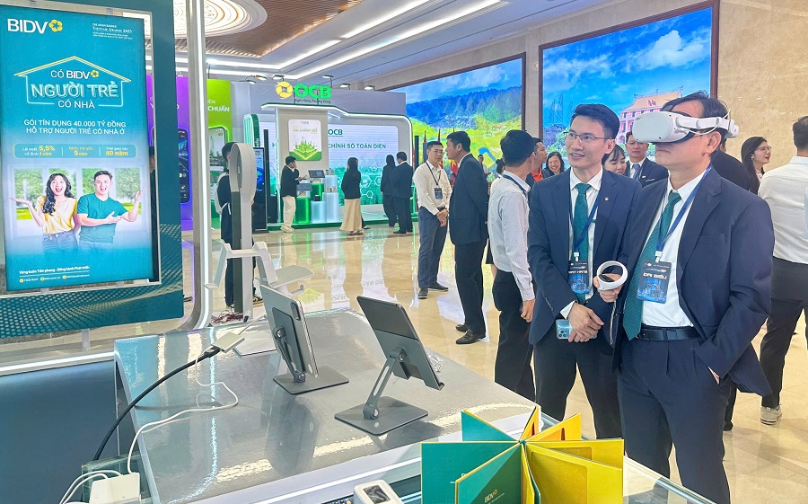 Đại biểu tham quan trải nghiệm sản phẩm số của BIDV qua mô hình thực tế ảo
