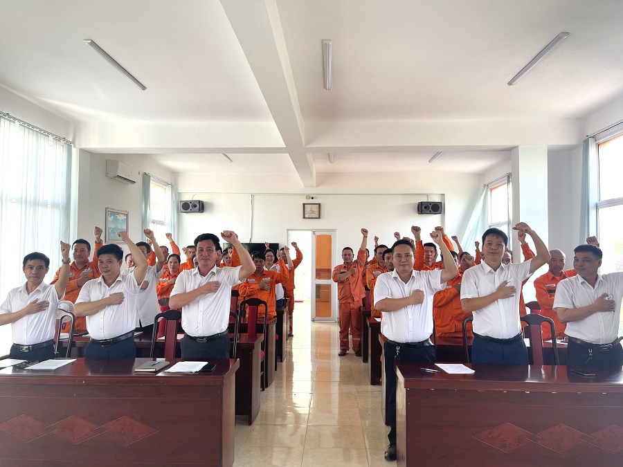 CBCNV, người lao động đơn vị thực hiện tuyên thề thực hiện tốt ATVSLĐ trong lễ phát động