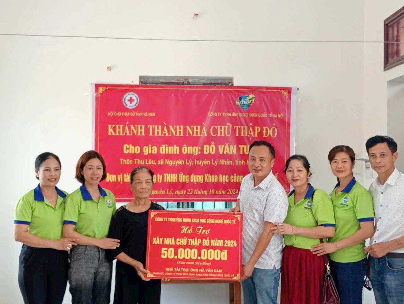 Ông Hà Văn Nam, Giám đốc Cty Smart A trao tặng phần quà hỗ trợ xây nhà tình nghĩa cho gia đình bà Trần Thị Thanh, huyện Kim Bảng, Hà Nam Ông Hà Văn Nam, Giám đốc Cty Smart A trao tặng phần quà hỗ trợ xây nhà tình nghĩa cho gia đình bà Trần Thị Thanh, huyện Kim Bảng, Hà Nam