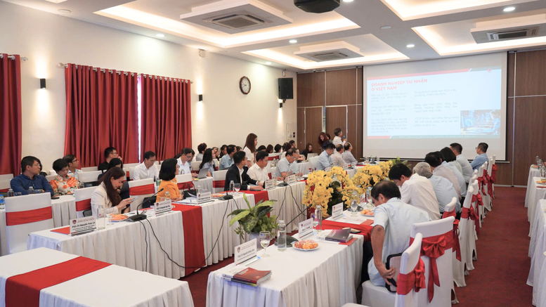 Các chuyên gia cùng nhau nhận diện áp lực chuyển đổi số của doanh nghiệp tư nhân - Ảnh: VGP/NN