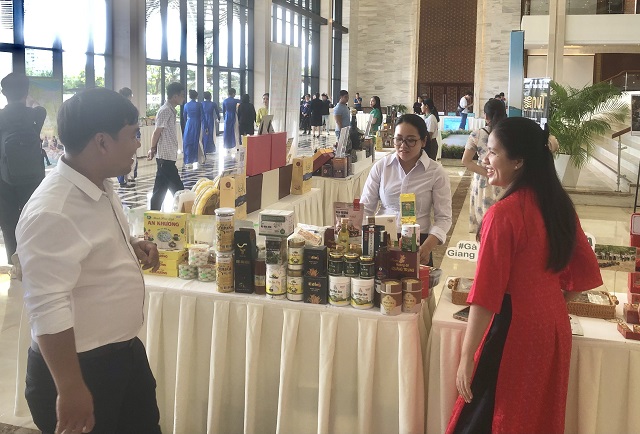 Đại biểu quan khách tham quan các gian hàng trưng bày sản phẩm OCOP của Bình Định. Ảnh: VH Đại biểu quan khách tham quan các gian hàng trưng bày sản phẩm OCOP của Bình Định. Ảnh: VH