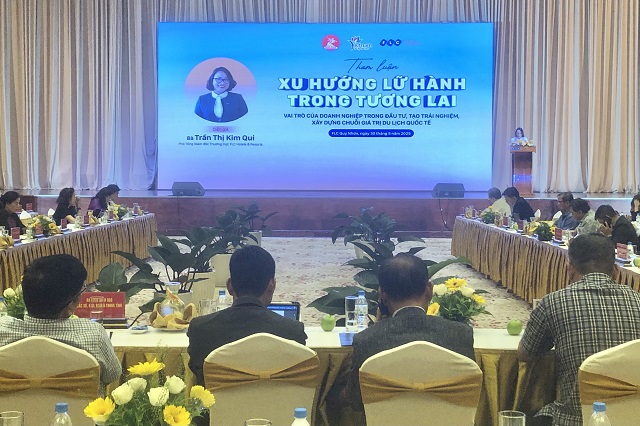 Bà Trần Thị Kim Quy (đứng trong cùng) trình bày tham luận. Ảnh: Viết Hiền Bà Trần Thị Kim Quy (đứng trong cùng) trình bày tham luận. Ảnh: Viết Hiền