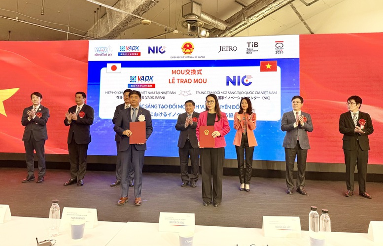Hiệp hội Chuyển đổi số Việt Nam tại Nhật Bản (VADX Japan) và Trung tâm Đổi mới sáng tạo quốc gia (NIC) của Việt Nam trao Biên bản ghi nhớ về hợp tác và hỗ trợ lẫn nhau nhằm thúc đẩy sự phát triển công nghệ, hệ sinh thái khởi nghiệp - Ảnh: VGP/Thu Sa Hiệp hội Chuyển đổi số Việt Nam tại Nhật Bản (VADX Japan) và Trung tâm Đổi mới sáng tạo quốc gia (NIC) của Việt Nam trao Biên bản ghi nhớ về hợp tác và hỗ trợ lẫn nhau nhằm thúc đẩy sự phát triển công nghệ, hệ sinh thái khởi nghiệp - Ảnh: VGP/Thu Sa