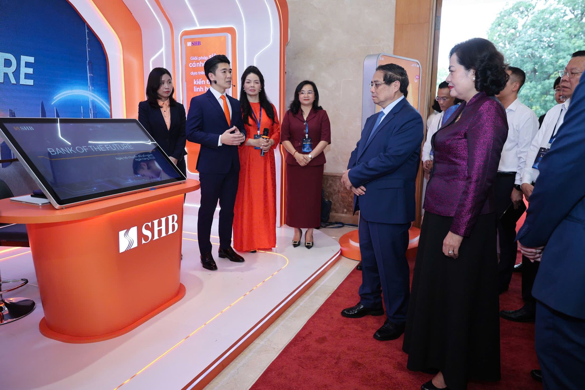 Phó Chủ tịch HĐQT SHB Đỗ Quang Vinh trình bày giải pháp thanh toán tích hợp trước Thủ tướng và lãnh đạo Nhà nước