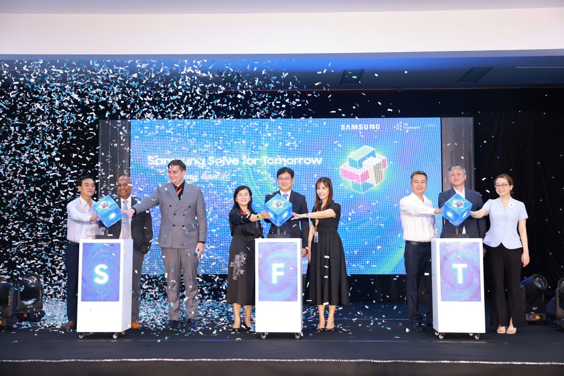 Các đại biểu thực hiện nghi thức khởi động cuộc thi tại khu vực phía Nam Các đại biểu thực hiện nghi thức khởi động cuộc thi tại khu vực phía Nam