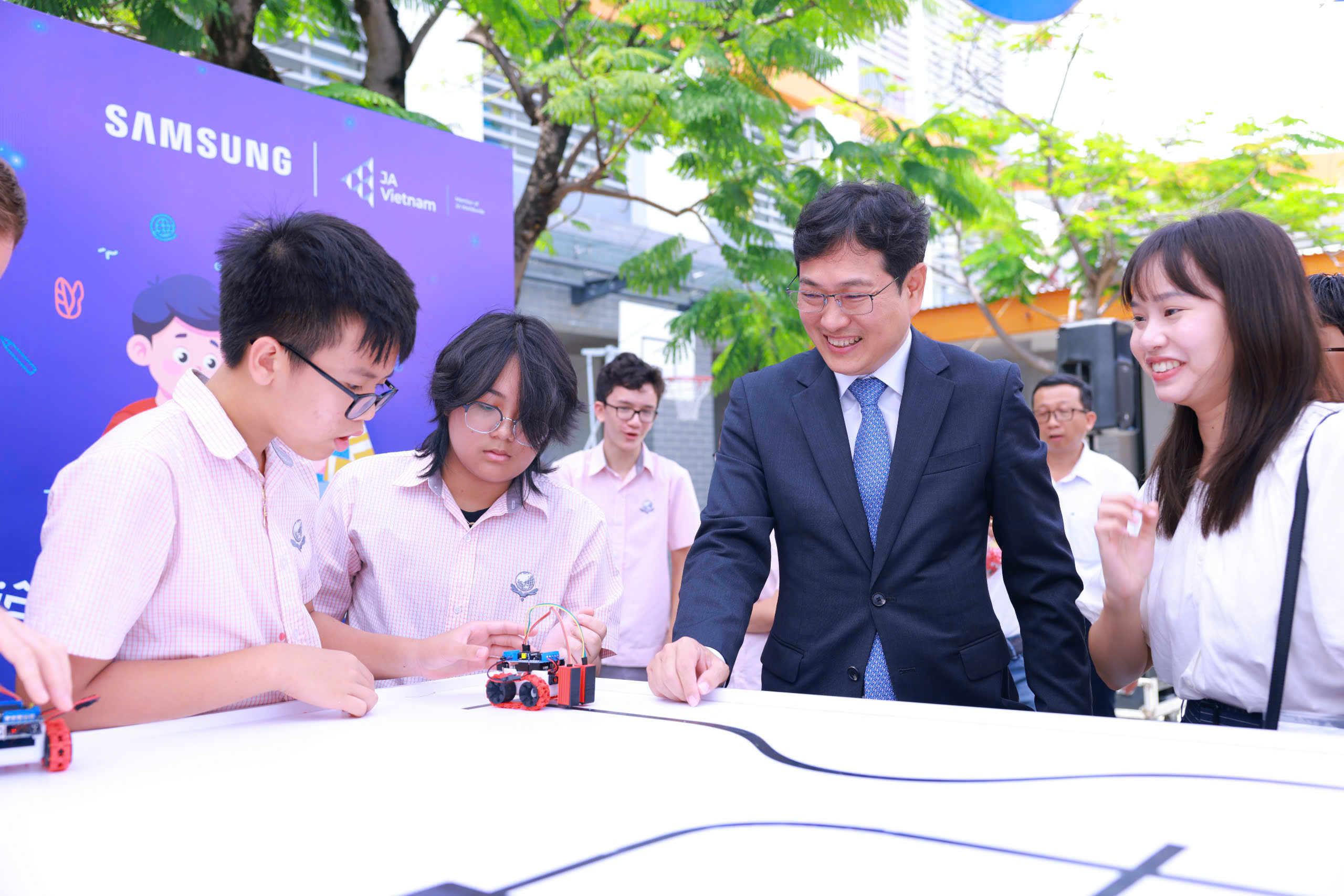 Các em học sinh tham gia trải nghiệm hoạt động sáng tạo Robot bên lề sự kiện Các em học sinh tham gia trải nghiệm hoạt động sáng tạo Robot bên lề sự kiện