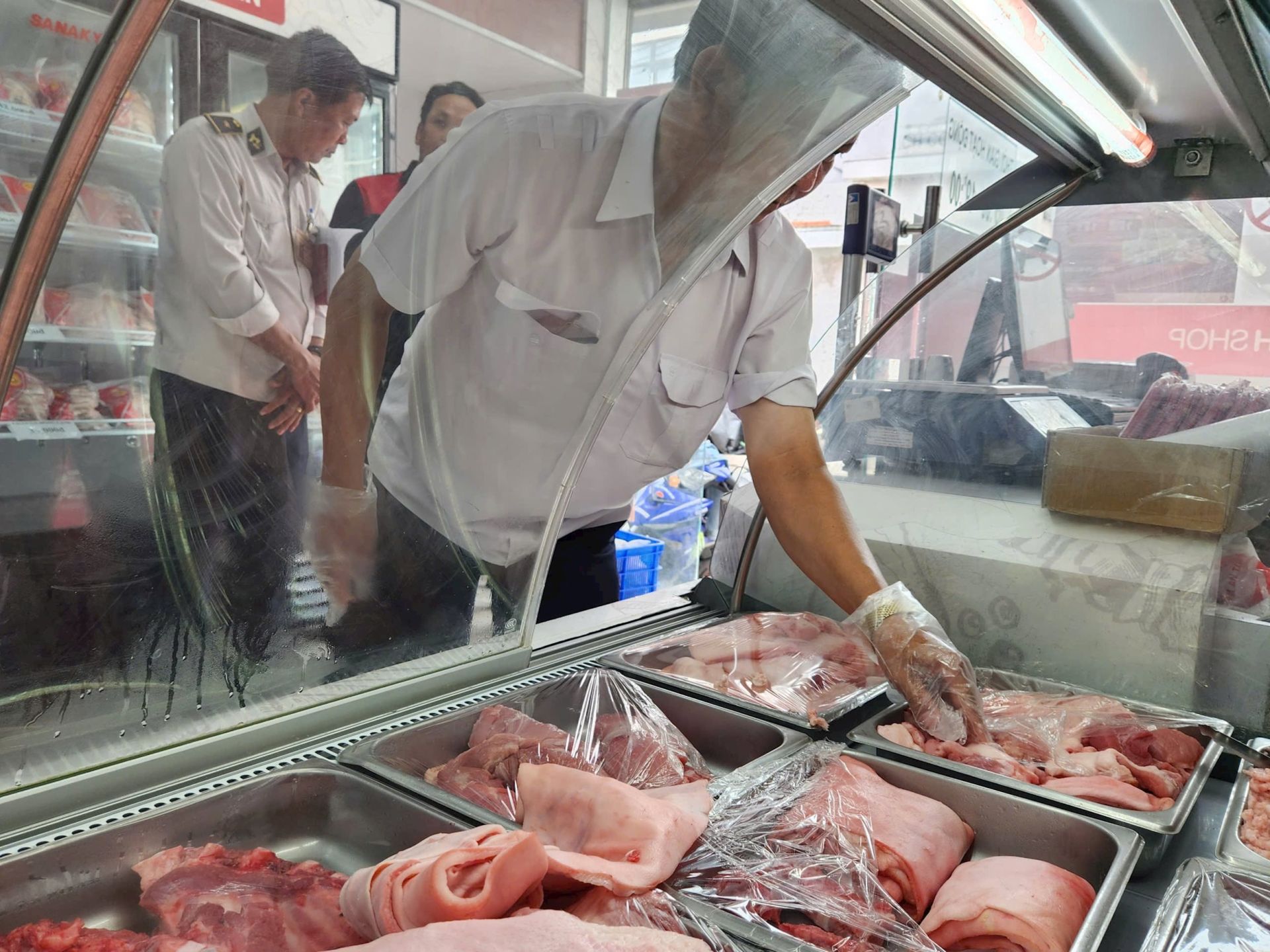 Lực lượng chức năng đang kiểm tra chất lượng thịt