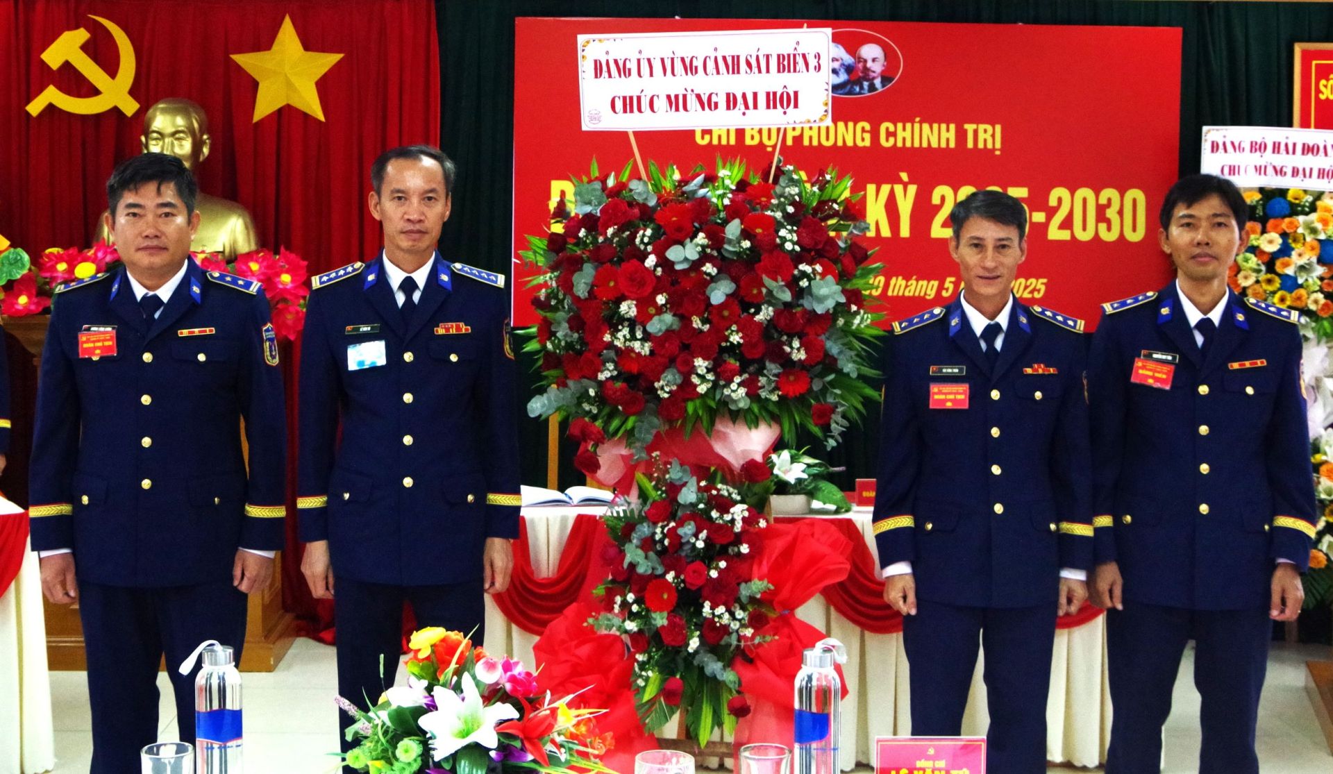 Đại tá Lê Văn Tú, Bí thư Đảng ủy, Chính ủy BTL Vùng tặng hoa chúc mừng Đại hội