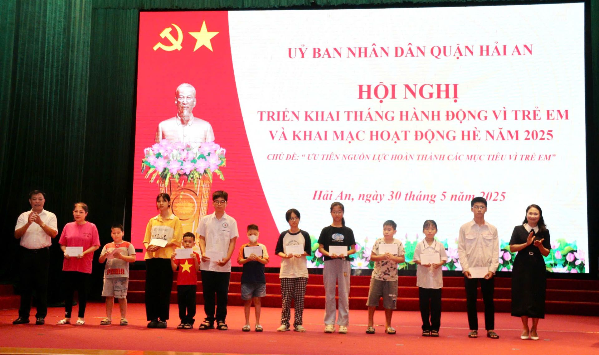 Lãnh đạo quận Hải An trao tặng quà cho trẻ em có hoàn cảnh khó khăn. Lãnh đạo quận Hải An trao tặng quà cho trẻ em có hoàn cảnh khó khăn.