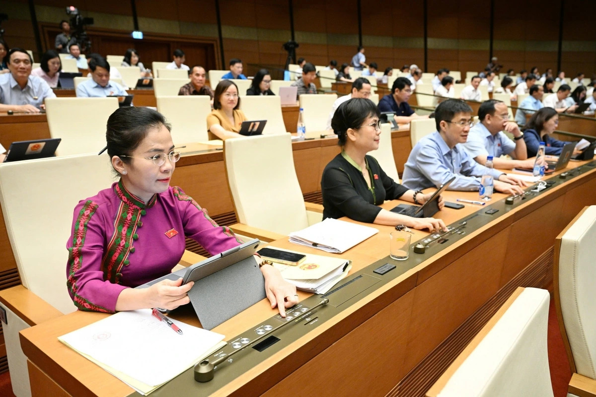 Đại biểu Quốc hội ấn nút biểu quyết thông qua việc rút ngắn nhiệm kỳ Quốc hội khóa XV và HĐND các cấp nhiệm kỳ 2021-2026.