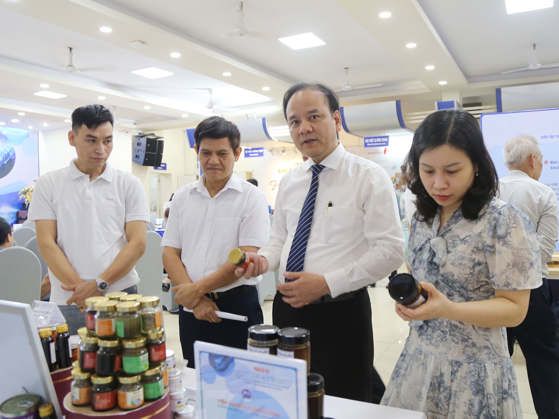 Đại biểu tham quan gian h&agrave;ng trưng b&agrave;y tại Phi&ecirc;n kết nối.