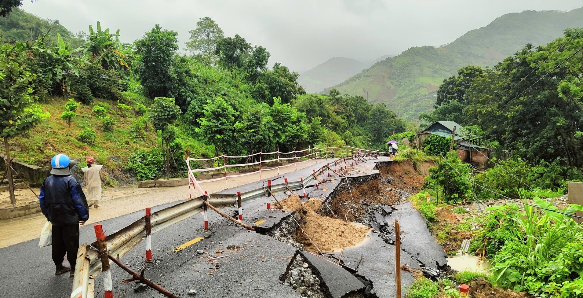 Tình trạng sạt lở đường quốc lộ tại huyện Mường Lát, tỉnh Thanh Hóa