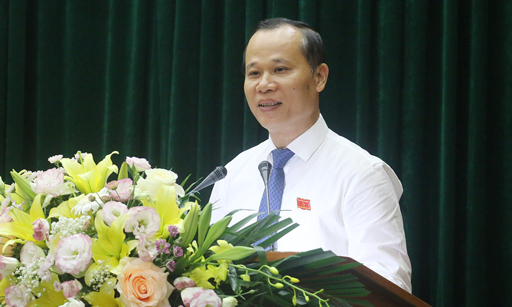 Đồng chí Mai Sơn, Phó Chủ tịch Thường trực UBND tỉnh trình bày các dự thảo nghị quyết.