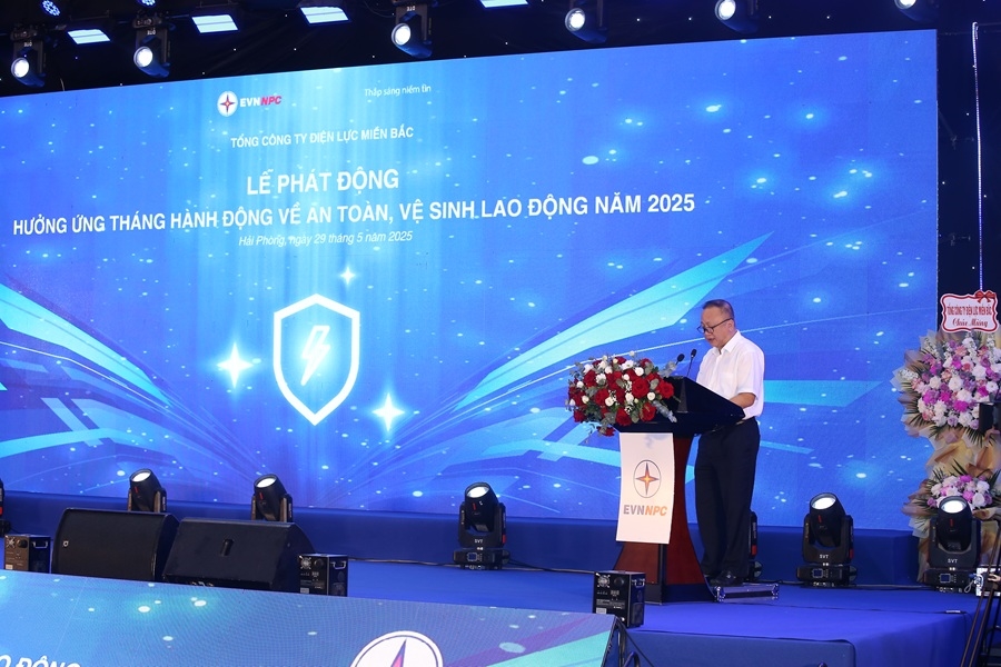 Ông Vũ Anh Phương - Phó Tổng Giám đốc Tổng công ty phát động tháng ATVSLĐ