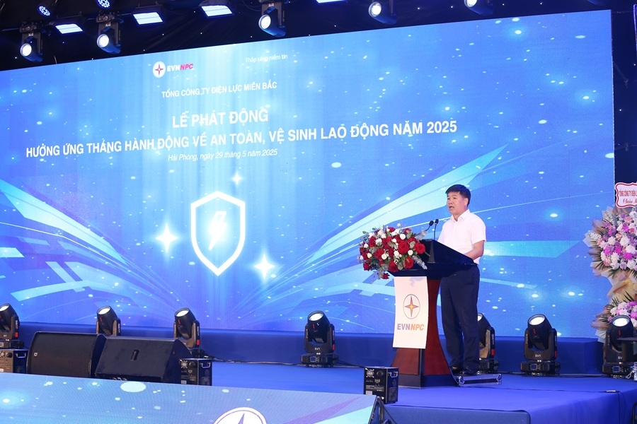 Ông Bùi Xuân Thành - Trưởng ban An toàn Tổng công ty báo cáo tại Hội nghị