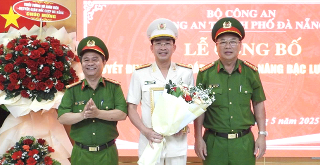 Đại tá Nguyễn Đại Đồng (đứng giữa), Phó Giám đốc phụ trách Công an thành phố Đà Nẵng tại buổi công bố quyết định.