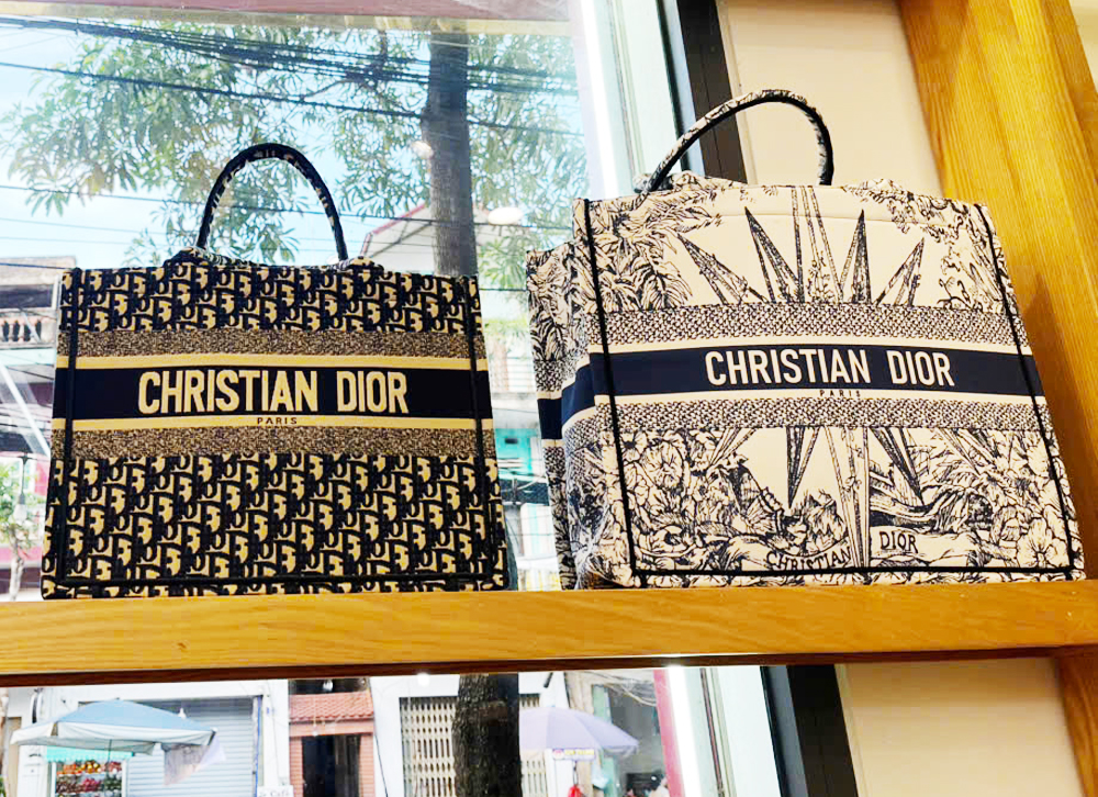 Túi xách giả thương hiệu nổi tiếng được bán tại một cửa hàng trên đường Thánh Thiên, phường Lê Lợi (thành phố Bắc Giang). Túi xách giả thương hiệu nổi tiếng được bán tại một cửa hàng trên đường Thánh Thiên, phường Lê Lợi (thành phố Bắc Giang).