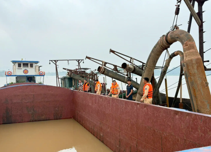 Hà Nội: Phát hiện hai tàu khai thác cát trái phép trên sông Hồng