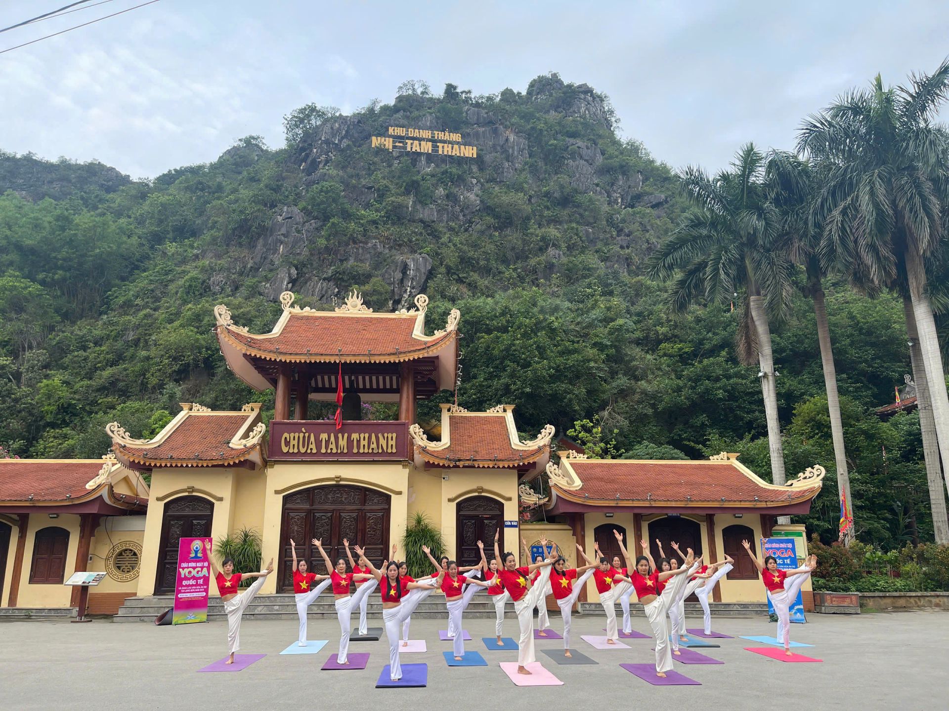 Các huấn luyện viên và vận động viên Yoga trình diễn tại Chùa Tam Thanh, thành phố Lạng Sơn, tỉnh Lạng Sơn