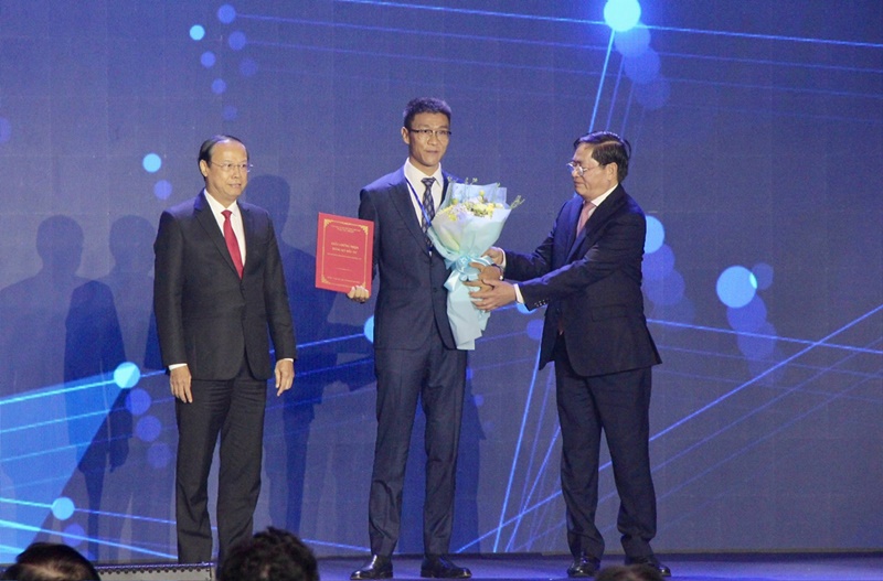 Lãnh đạo tỉnh Bà Rịa - Vũng Tàu trao giấy chứng nhận cho các nhà đầu tư