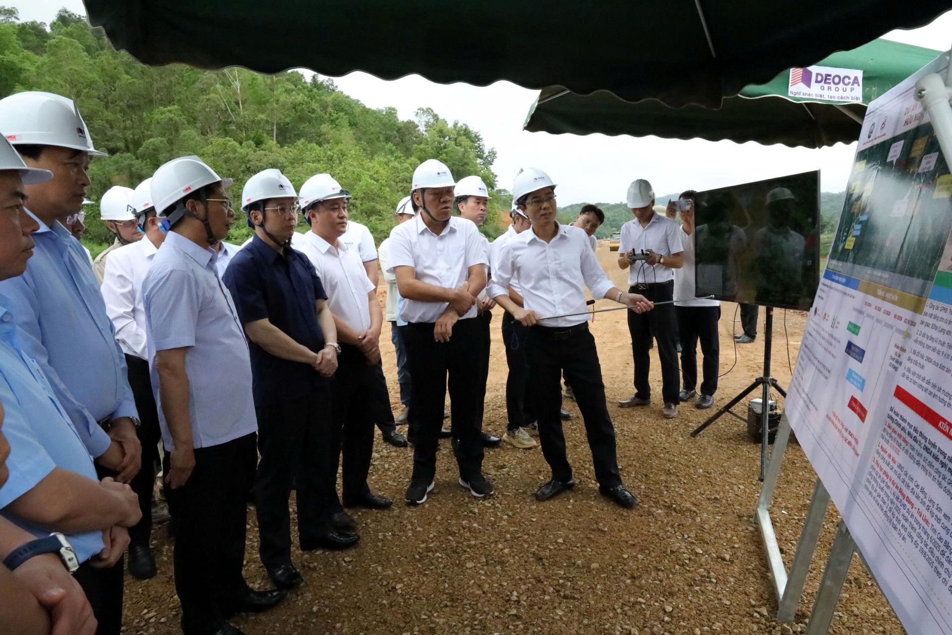 Đại diện doanh nghiệp dự án báo cáo với Phó Thủ tướng Chính phủ Bùi Thanh Sơn và đoàn công tác về tình hình thực hiện Dự án cao tốc Đồng Đăng - Trà Lĩnh