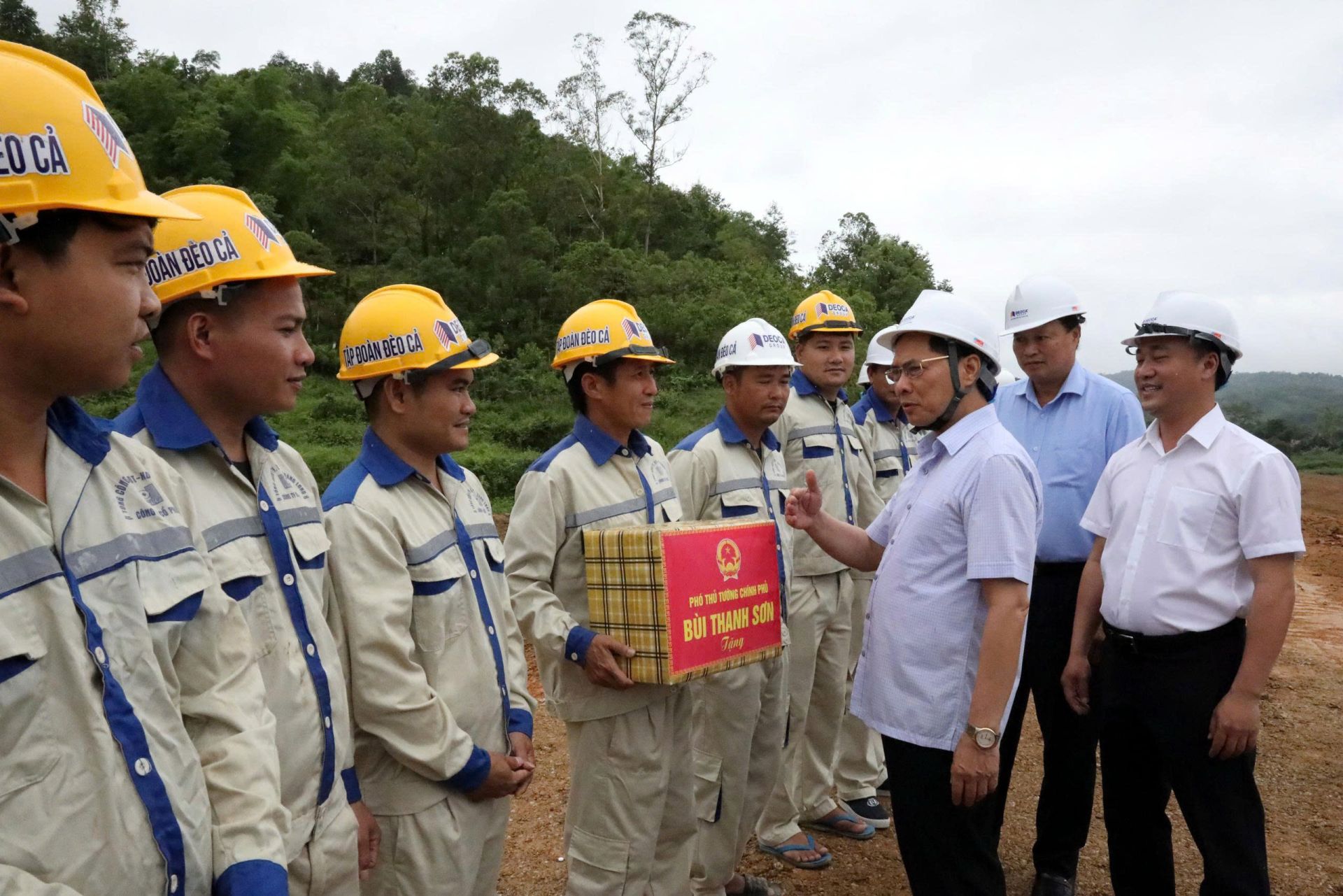 Phó Thủ tướng Chính phủ Bùi Thanh Sơn tặng quà cho các đơn vị thi công trên công trường