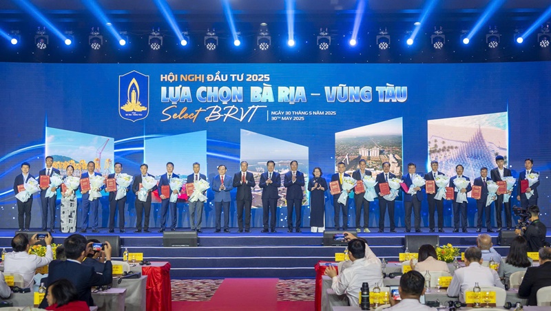 Trao giấy chứng nhận đầu tư