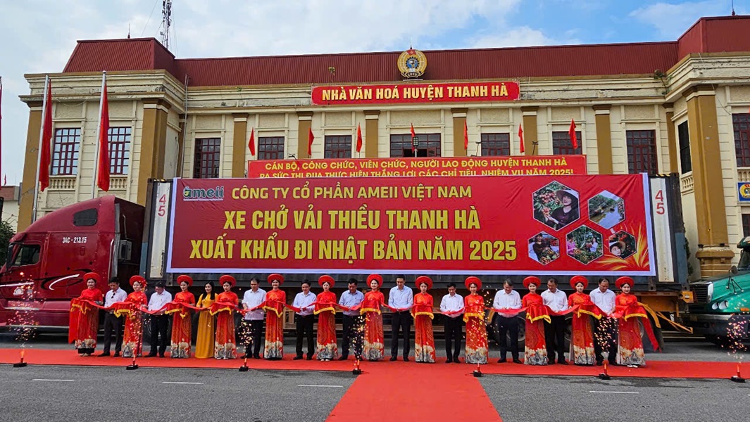 Lễ cắt băng xuất khẩu lô vải thiều Thanh Hà đầu tiên năm 2025 diễn ra ngay sau đó tại quảng trường Thanh Bình