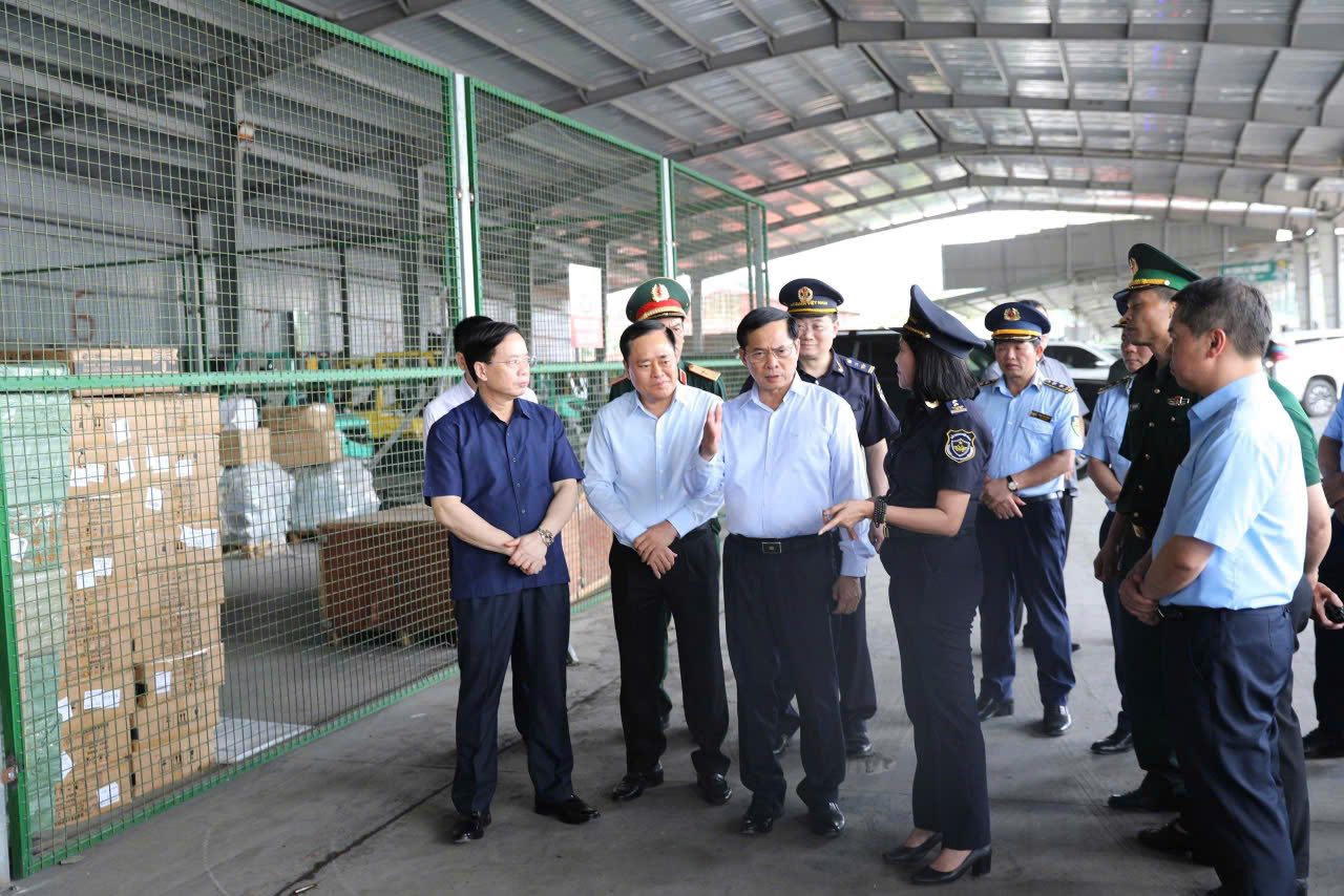 Phó Thủ tướng Chính Phủ Bùi Thanh Sơn, Trưởng Ban Chỉ đạo 389 Quốc gia kiểm tra thực tế tại Cửa khẩu Quốc tế Hữu Nghị, tỉnh Lạng Sơn