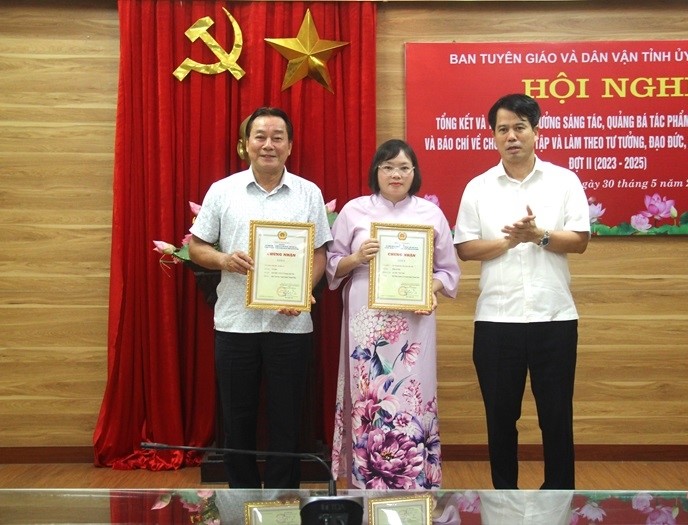 Đào Xuân Yên, Trưởng Ban Tuyên giáo và Dân vận Tỉnh ủy, Trưởng Ban Chỉ đạo giải thưởng cấp tỉnh trao chứng nhận cho các tác giả đoạt giải A.