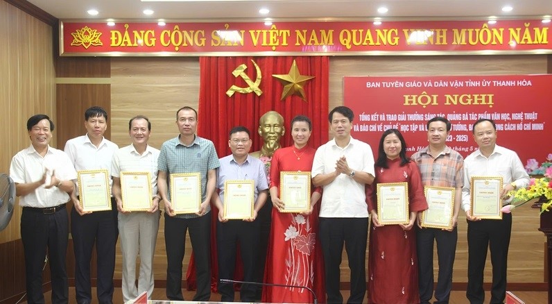 Trưởng Ban Tuyên giáo và Dân vận Tỉnh ủy Đào Xuân Yên, Trưởng Ban Chỉ đạo giải thưởng cấp tỉnh trao chứng nhận cho các tập thể và cá nhân.