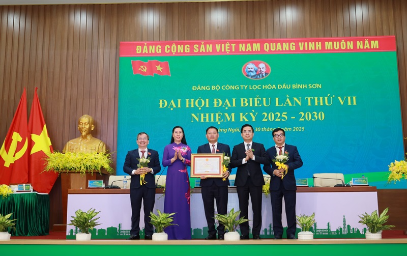 Đồng chí Bùi Thị Quỳnh Vân - Ủy viên Ban Chấp hành Trung ương Đảng, Bí thư Tỉnh ủy tỉnh Quảng Ngãi và đồng chí Nguyễn Hoàng Giang - Phó Bí thư Tỉnh ủy tỉnh Quảng Ngãi, Chủ tịch UBND tỉnh Quảng Ngãi trao Bằng khen của Ủy ban nhân dân tỉnh Quảng Ngãi và tặng hoa chúc mừng tập thể Công ty BSR có thành tích xuất sắc của Khối, Cụm thi đua năm 2024