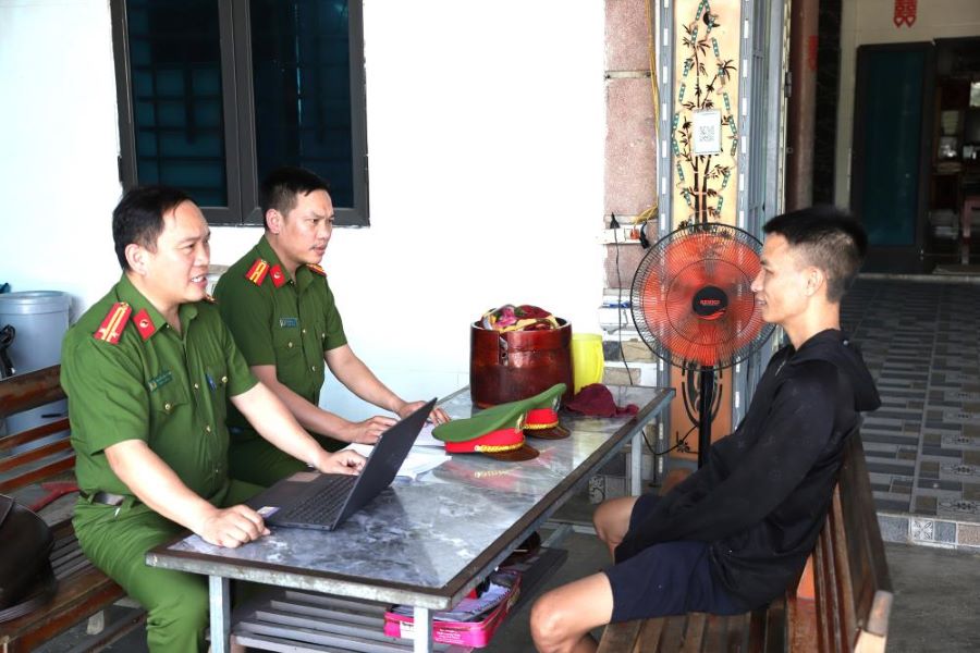 Công an Hà Tĩnh làm việc với tài xế Phú.