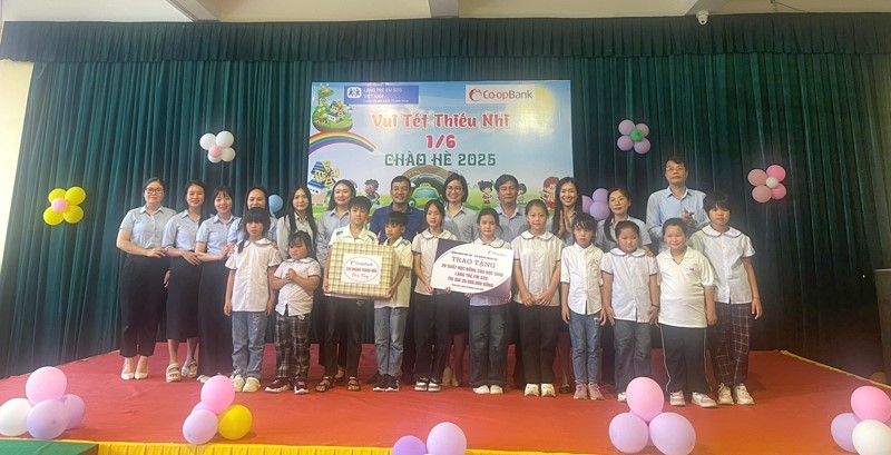 Đại diện Ngân hàng Hợp tác - Chi nhánh Thanh Hóa, Trường Đại học Hồng Đức trao tặng quà và học bổng cho thiếu nhi Làng Trẻ em SOS Thanh Hóa. Đại diện Ngân hàng Hợp tác - Chi nhánh Thanh Hóa, Trường Đại học Hồng Đức trao tặng quà và học bổng cho thiếu nhi Làng Trẻ em SOS Thanh Hóa.