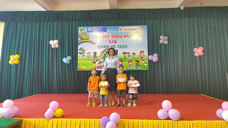 Đại diện Ngân hàng Hợp tác – Chi nhánh Thanh Hóa trao tặng 4 suất quà cho 4 trẻ em tại Làng Trẻ em SOS Thanh Hoá. Đại diện Ngân hàng Hợp tác – Chi nhánh Thanh Hóa trao tặng 4 suất quà cho 4 trẻ em tại Làng Trẻ em SOS Thanh Hoá.
