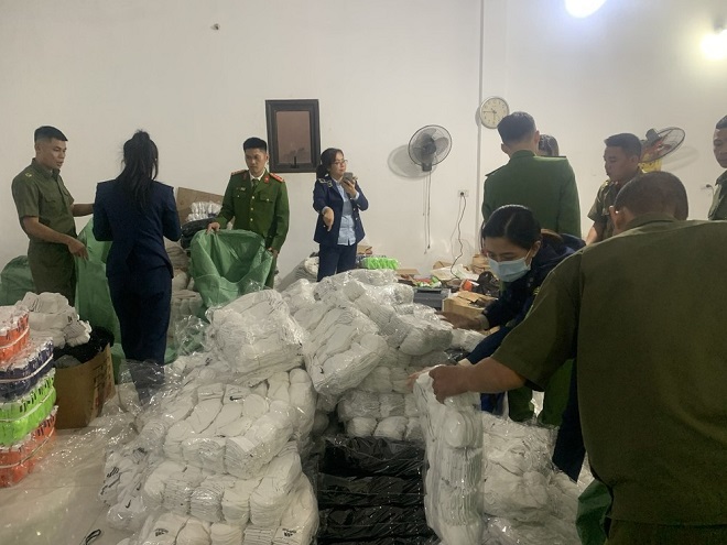 Khởi tố đối tượng sản xuất bít tất giả thương hiệu quốc tế quy mô lớn tại Hà Nội