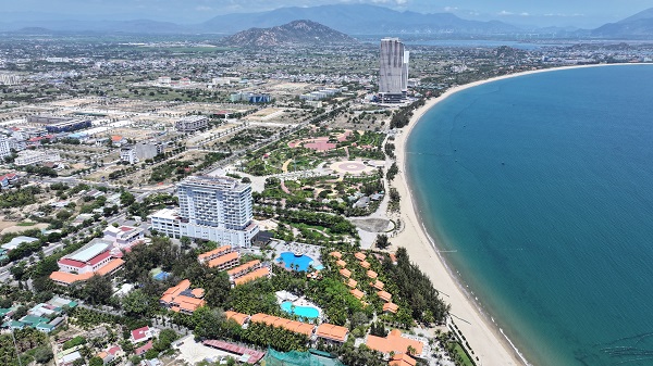 Khu du lịch biển Ninh Chữ với trục đường 702 nối TP. Phan Rang- Tháp Chàm với vịnh Vĩnh Hy, đi qua các điểm: Biển Ninh Chữ, Làng nho Thái An, Vườn quốc gia Núi Chúa, Khu du lịch Hang Rái