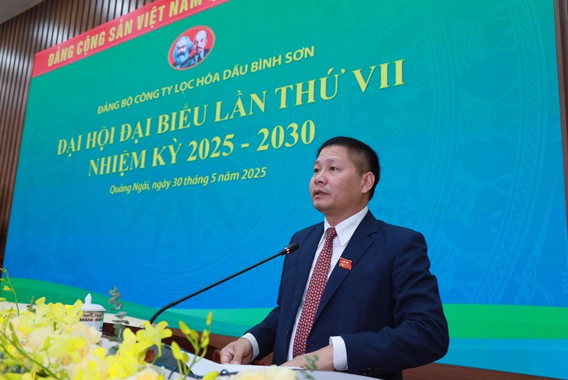 Đồng chí Bùi Ngọc Dương - Ủy viên Ban Chấp hành Đảng bộ Petrovietnam, Bí thư Đảng ủy, Chủ tịch HĐQT BSR trình bày Báo cáo kết quả thực hiện Nghị quyết Đại hội lần thứ VI, nhiệm kỳ 2020 - 2025 và Phương hướng, nhiệm vụ nhiệm kỳ 2025 - 2030 của Đảng bộ Công ty