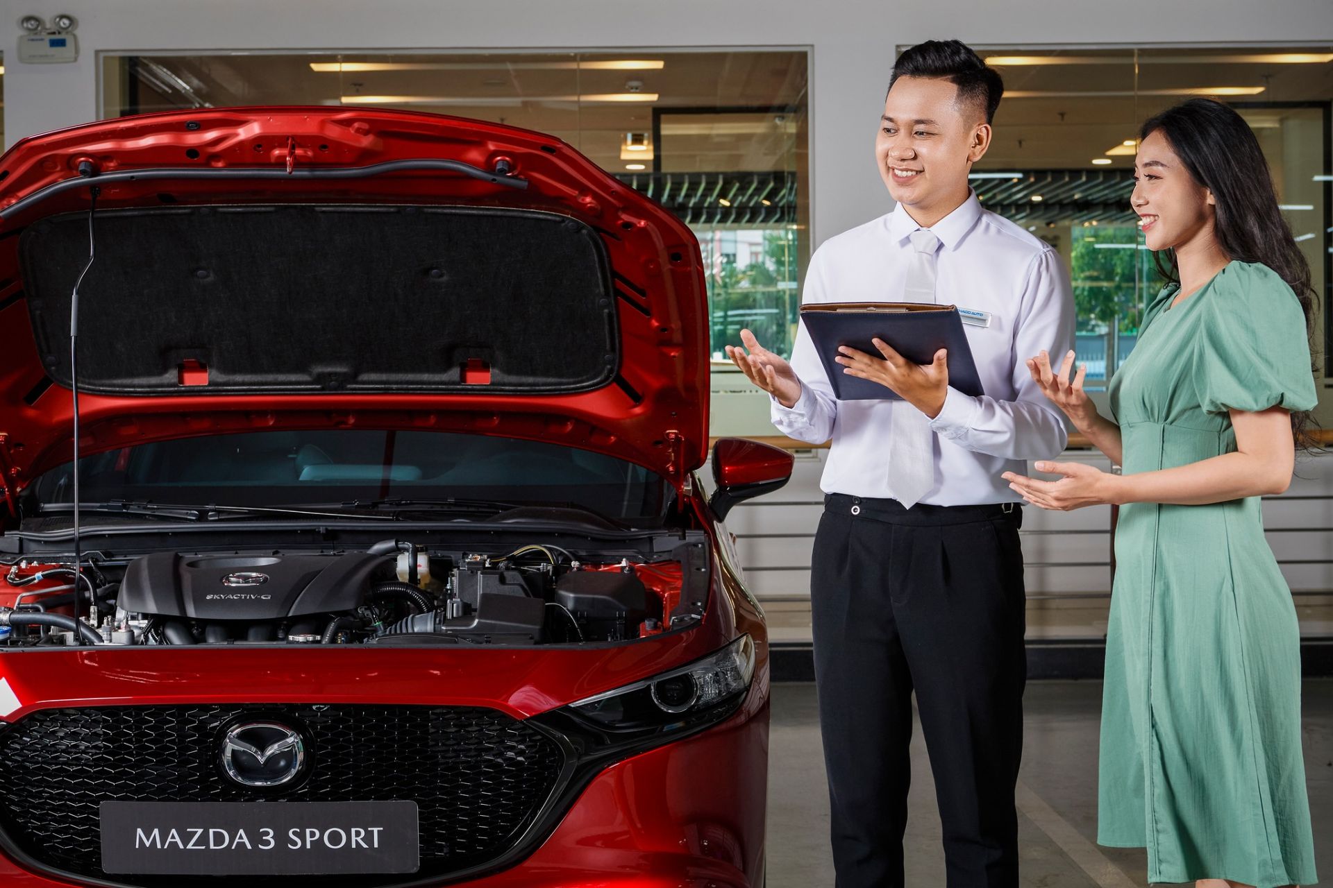 Kỹ thuật viên THACO AUTO hướng dẫn chăm sóc, bảo dưỡng xe vào mùa nóng cho khách hàng Kỹ thuật viên THACO AUTO hướng dẫn chăm sóc, bảo dưỡng xe vào mùa nóng cho khách hàng