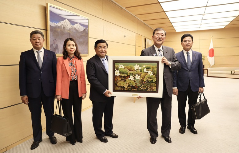 Phó Thủ tướng Nguyễn Chí Dũng tặng Thủ tướng Nhật Bản quà lưu niệm - Ảnh: VGP/Thu Sa