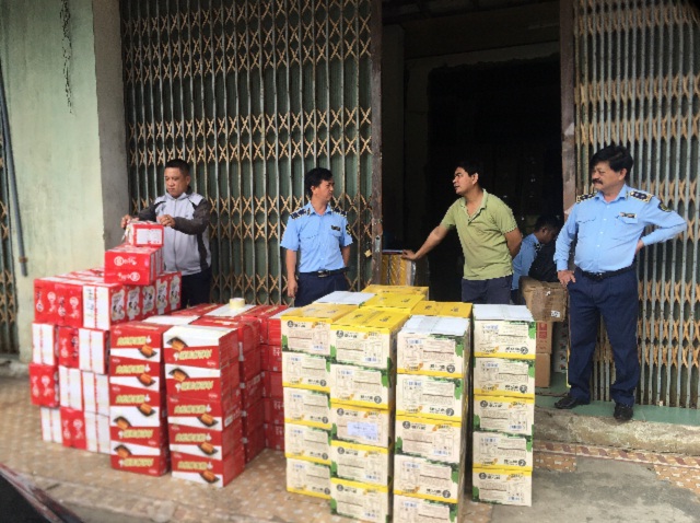 QLTT Bình Định là một trong những lực lượng chủ lực trong công tác chống BL-GLTM&HG trên địa bàn tỉnh. Trong ảnh: Lực lượng QLTT tỉnh tạm giữ 480 sản phẩm bánh ngọt ngoại nhập trái phép. Ảnh: VH
