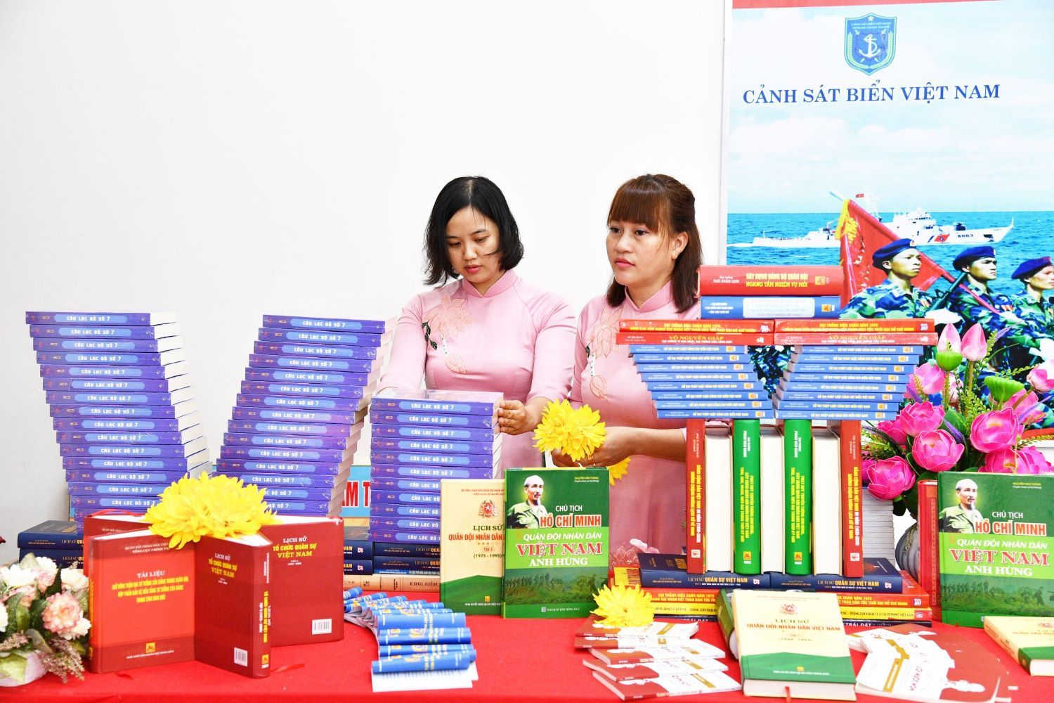 Hội viên hội phụ nữ khéo léo trang trí, trưng bày sách chào mừng Đại hội Hội viên hội phụ nữ khéo léo trang trí, trưng bày sách chào mừng Đại hội